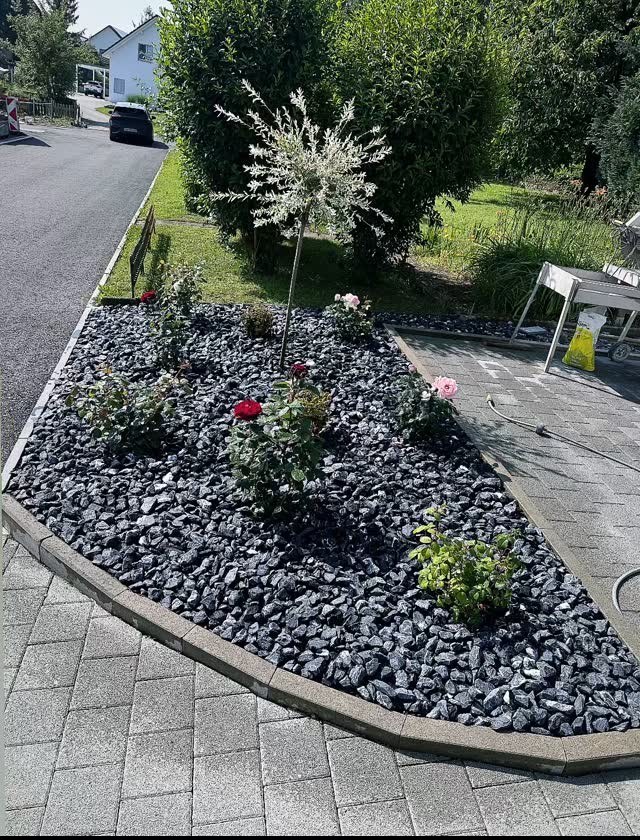 Steinbeet mit Bepflanzung
